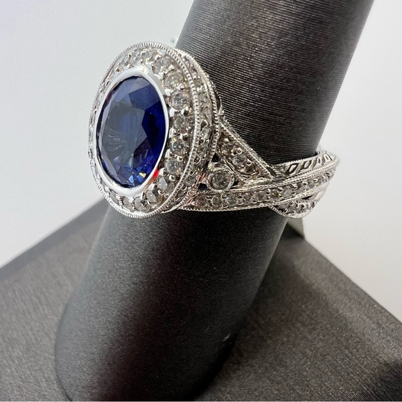 18k White Gold Diamond & Sapphire Ring - Picture 2 of 7